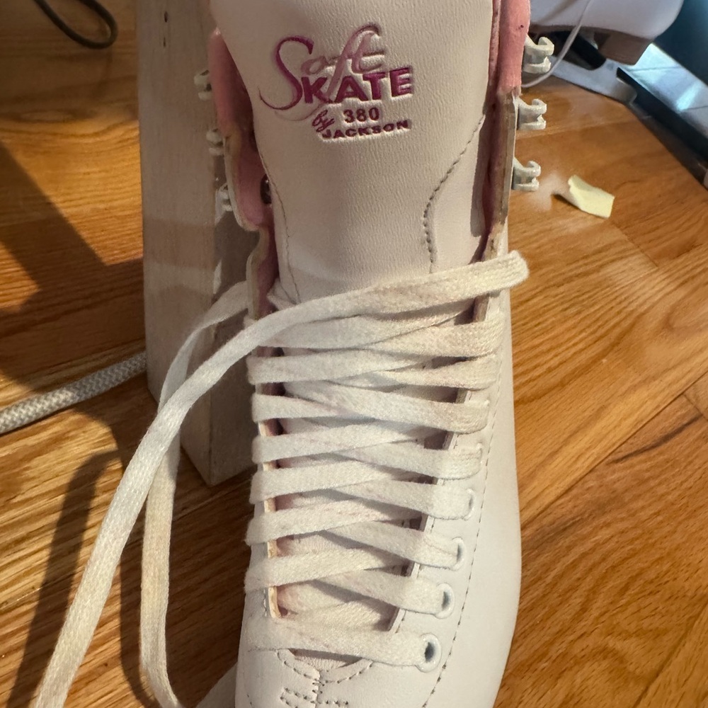 JACKSON girl’s white figure skates